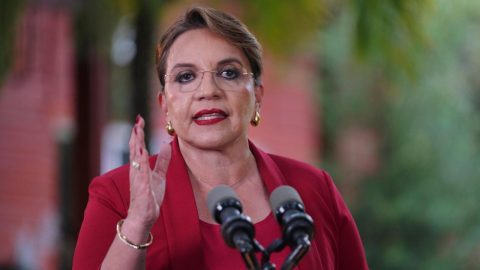 Presiden Honduras Ancam Usir Militer AS jika Trump Perintahkan Deportasi Massal